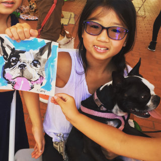 ライブイベントで犬のアートを描く女性
