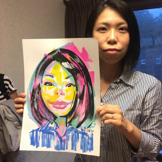 Evento en vivo dibujando a una mujer asiática con su arte.
