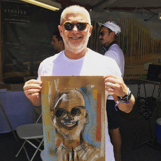 Dibujo de un anciano con arte en un evento en vivo