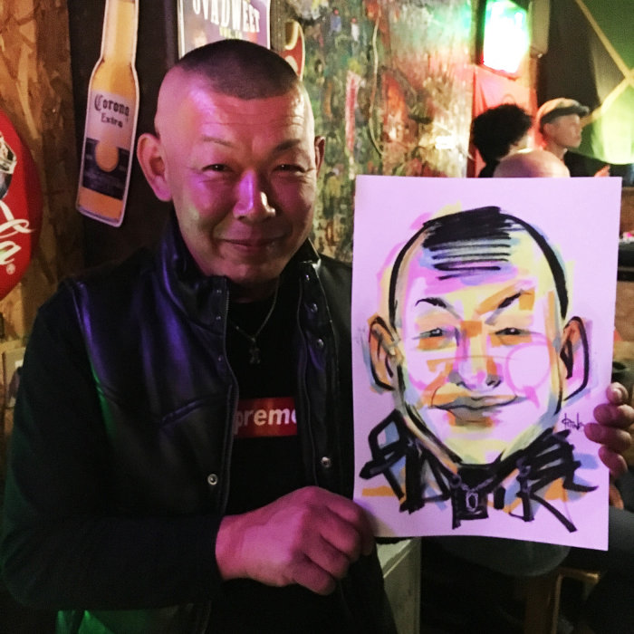 Événement en direct dessinant un homme chinois