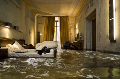洪水破坏卧室的插图
