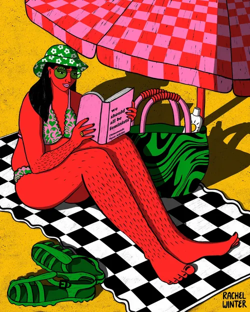 Frau liest Buch auf Strandtuch unter Sonnenschirm von Rachel Winter