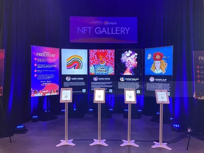 Digitale Kunstausstellung der NFT Gallery mit farbenfrohen Kunstwerken von Rachel Winter
