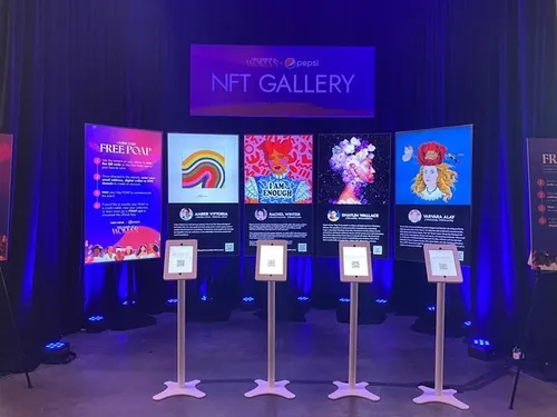 Digitale Kunstausstellung der NFT Gallery mit farbenfrohen Kunstwerken von Rachel Winter