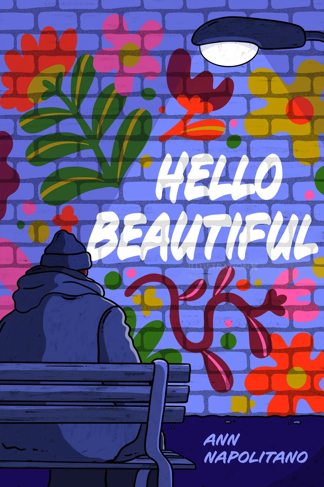 Person auf einer Bank neben einem farbenfrohen Blumengraffiti mit der Aufschrift „Hallo Schöne“ bei Nacht.