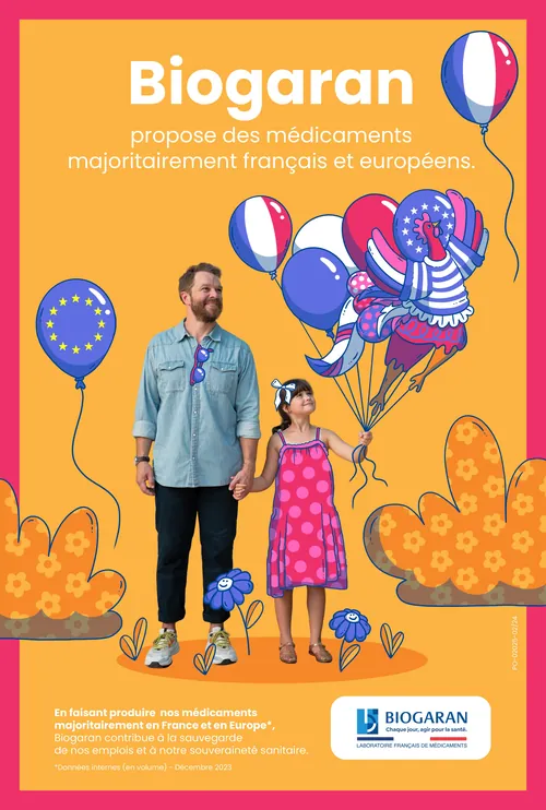 Mann und Mädchen halten französische und europäische Flaggenballons vor orangefarbenem Hintergrund