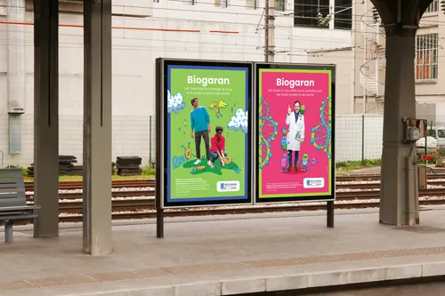 Werbung von Biogaran Pharma auf Anzeigetafeln am Bahnsteig.