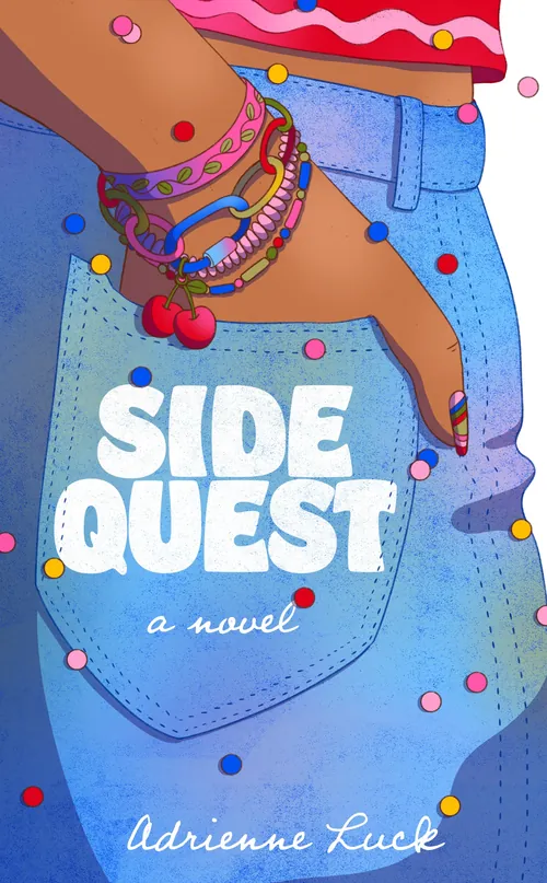Hand mit bunten Armbändern an der Jeanstasche mit dem Titel des Buches „Side Quest“.