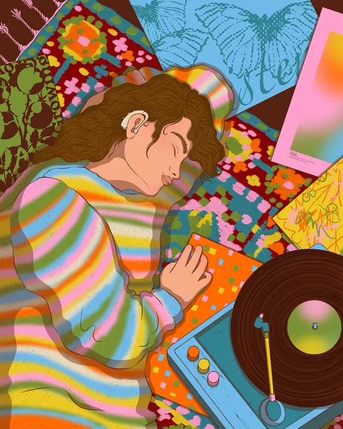 Person, die neben farbenfrohen, gemusterten Stoffen und einem Plattenspieler mit Schallplatten liegt (Foto: Rachel Winter).