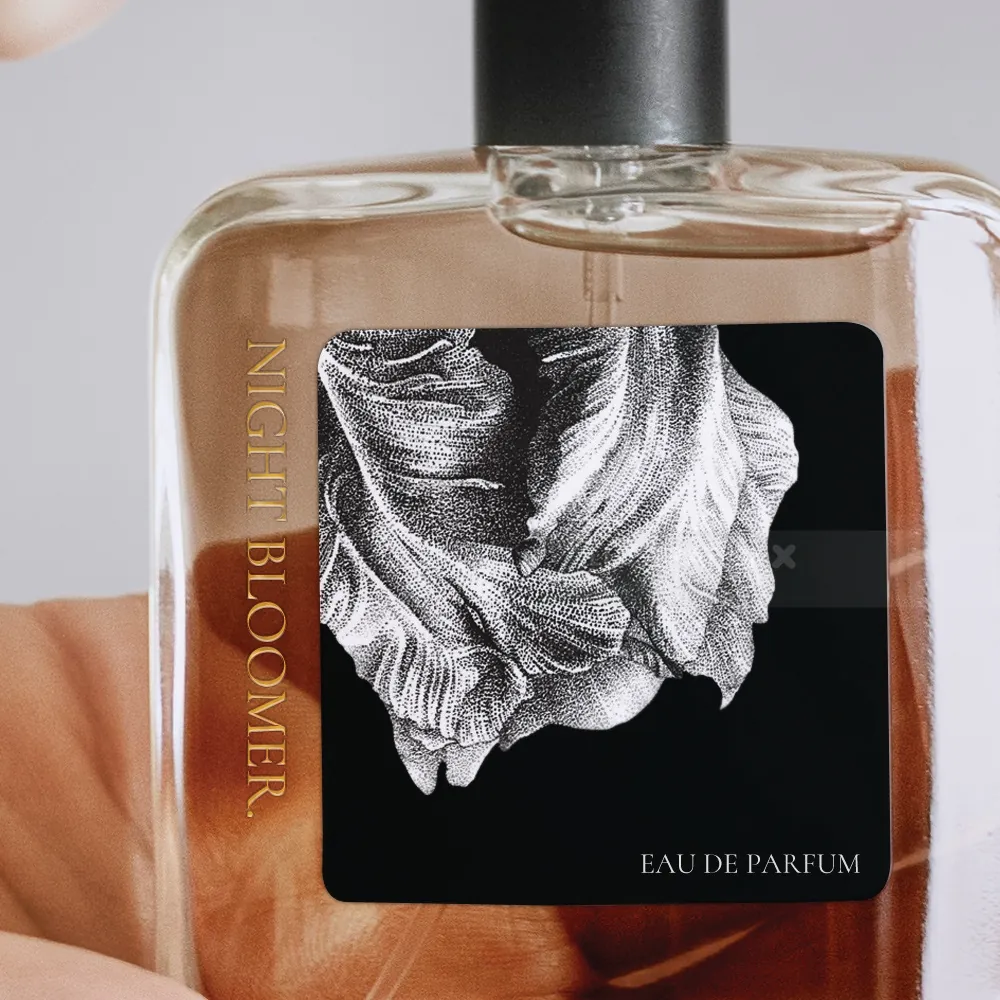 Flacon d'eau de parfum avec une étiquette florale, photographié par Reiko Kato