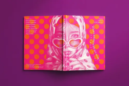 Livre ouvert illustré et coloré de Reiko Kato, présentant un visage stylisé et des motifs circulaires lumineux