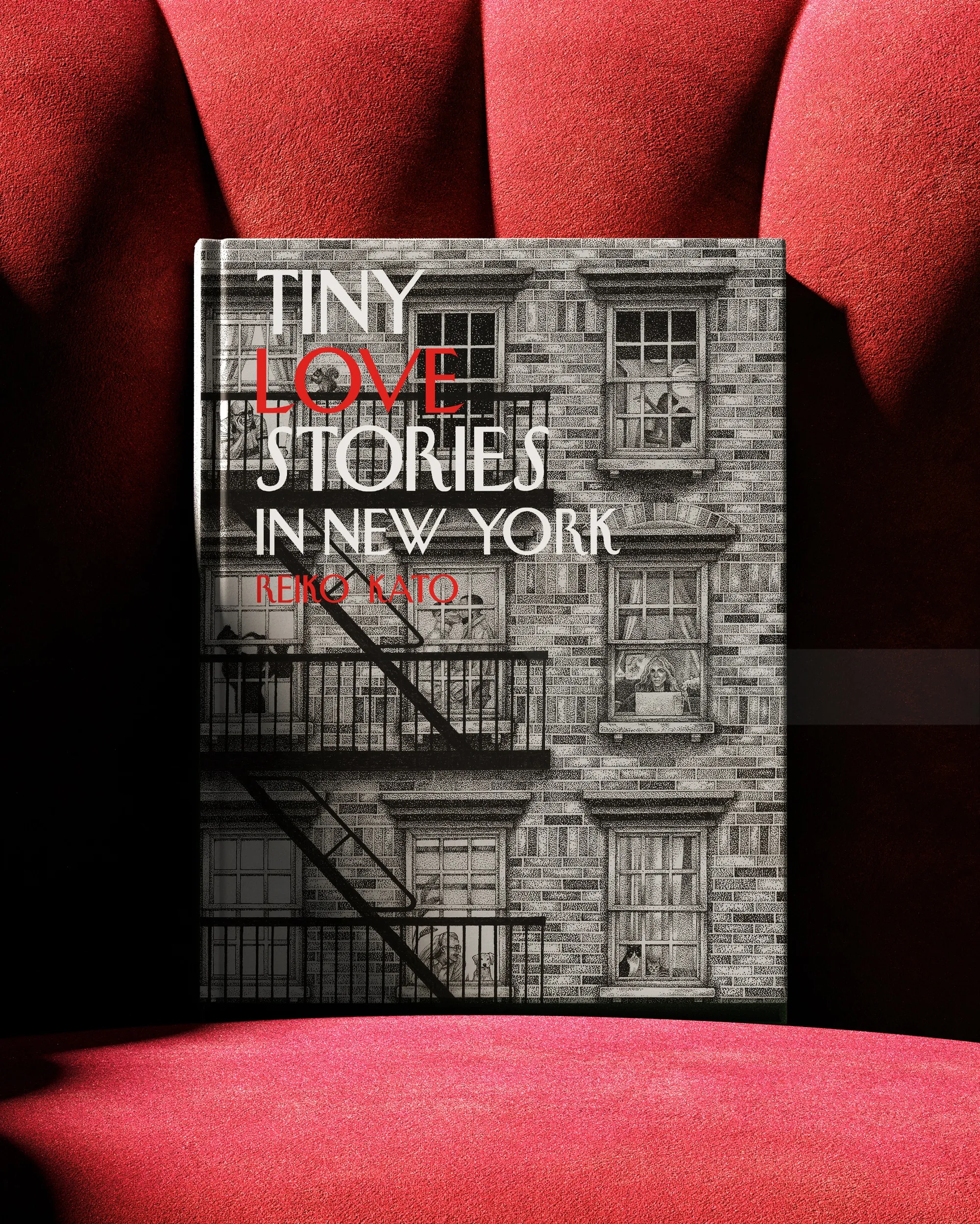 Fotografía de Reiko Kato de Tiny Love Stories en Nueva York sobre tela roja.