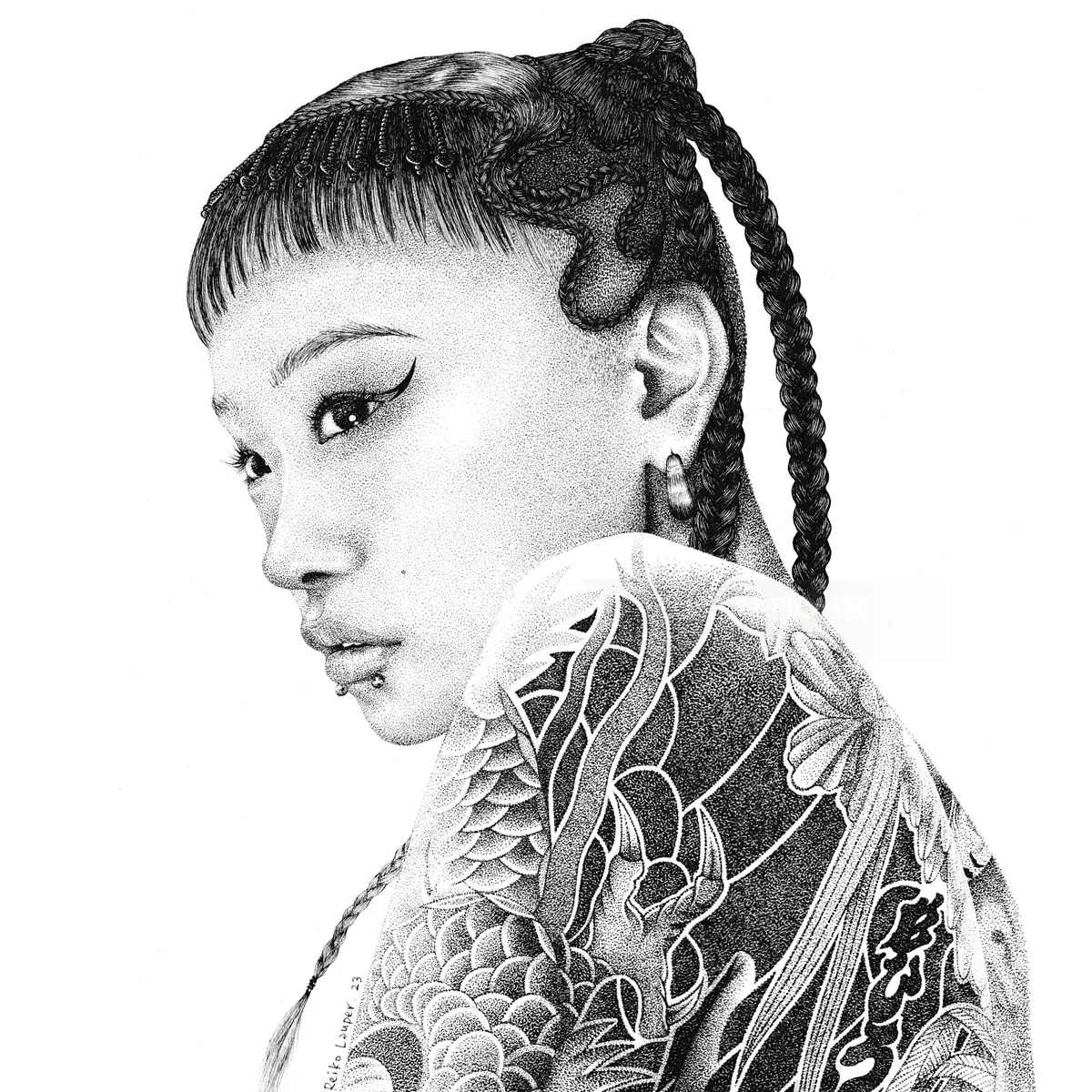 Reiko Katos Schwarz-Weiß-Porträt einer Frau mit geflochtenem Haar und einem kunstvollen Tattoo.