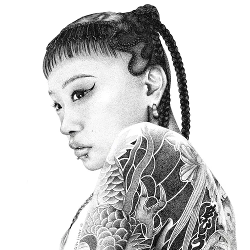 加藤玲子による、編み込みヘアと複雑なタトゥーを施した女性を描いたモノクロポートレート。