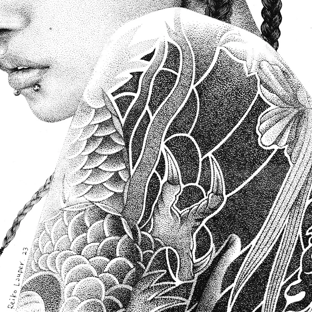 Reiko Katos schwarz-weißes Drachen- und Blumen-Schulter-Tattoo-Kunstwerk
