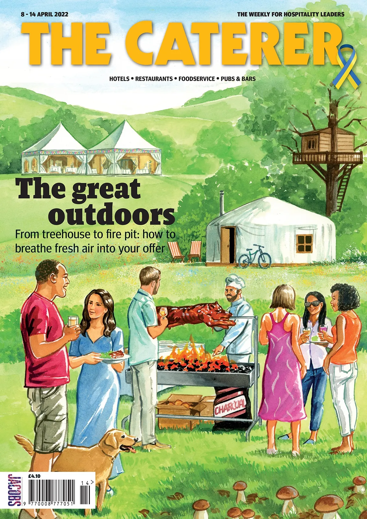 Menschen genießen ein Barbecue im Freien, im Hintergrund sind Zelte und ein Baumhaus zu sehen.