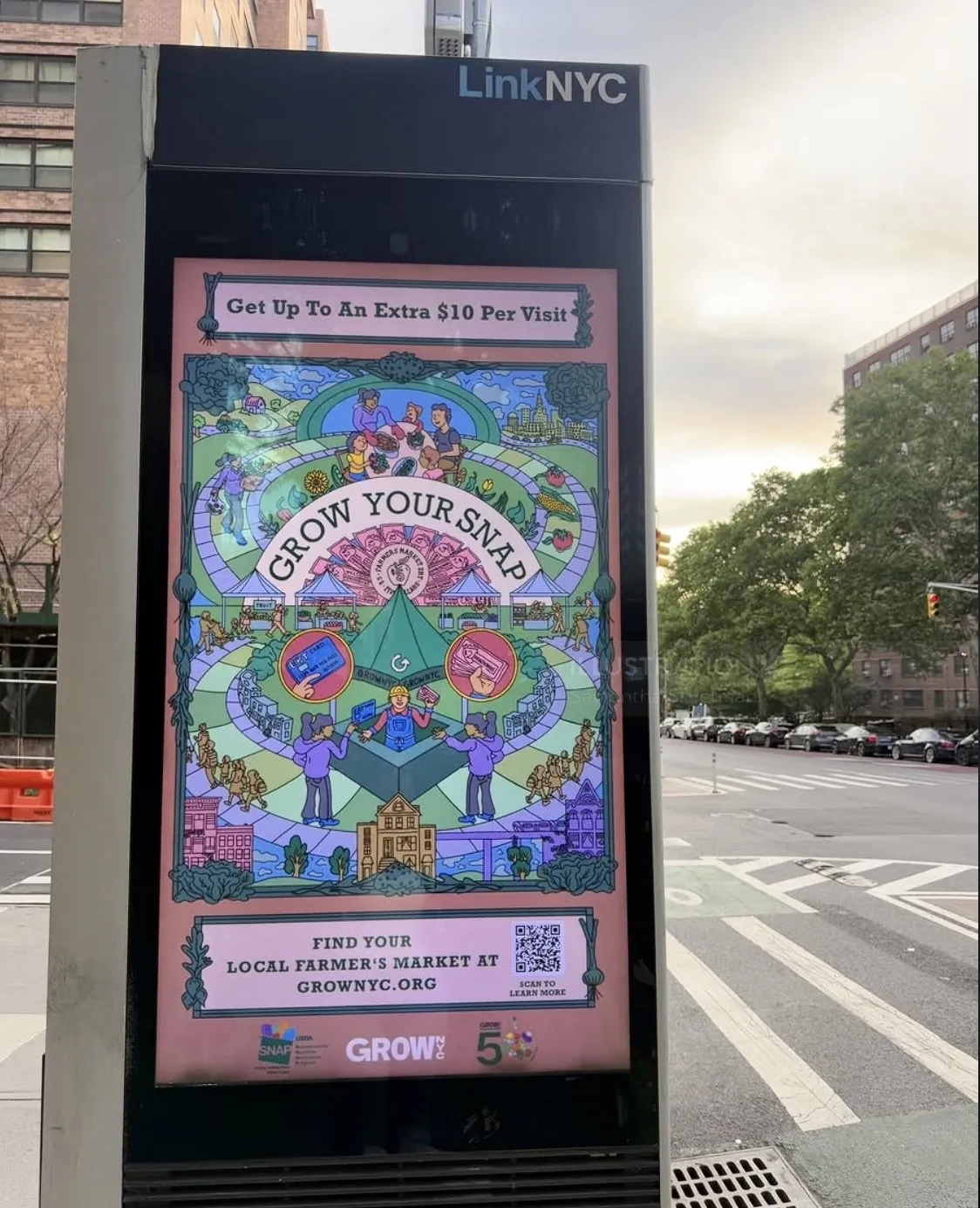 El anuncio de servicio público GrowNYC de Samantha Silverman se exhibió en un quiosco de LinkNYC.