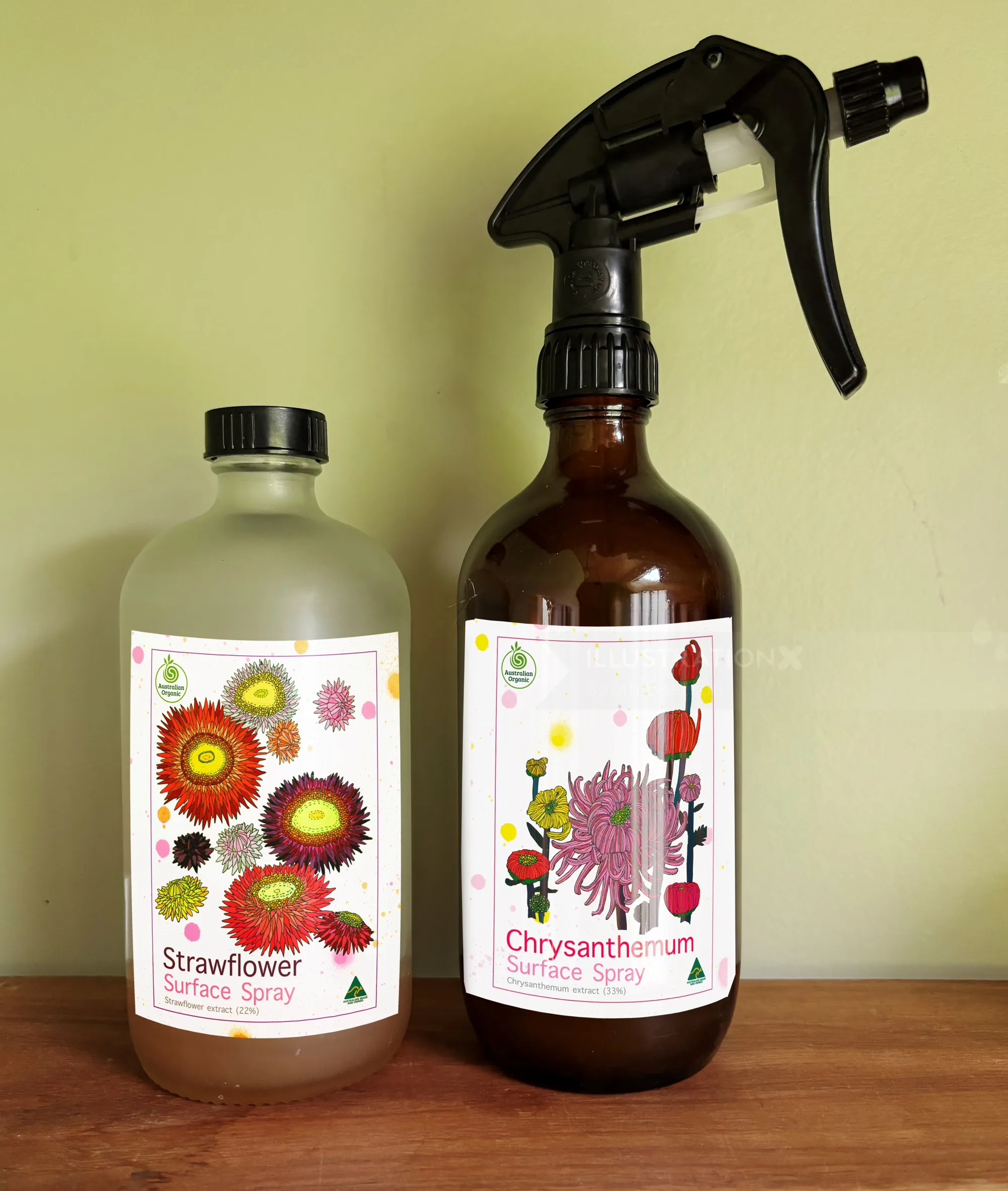 Oberflächensprühflaschen mit den Bezeichnungen „Strohblume“ und „Chrysantheme“ von Sarah Beetson