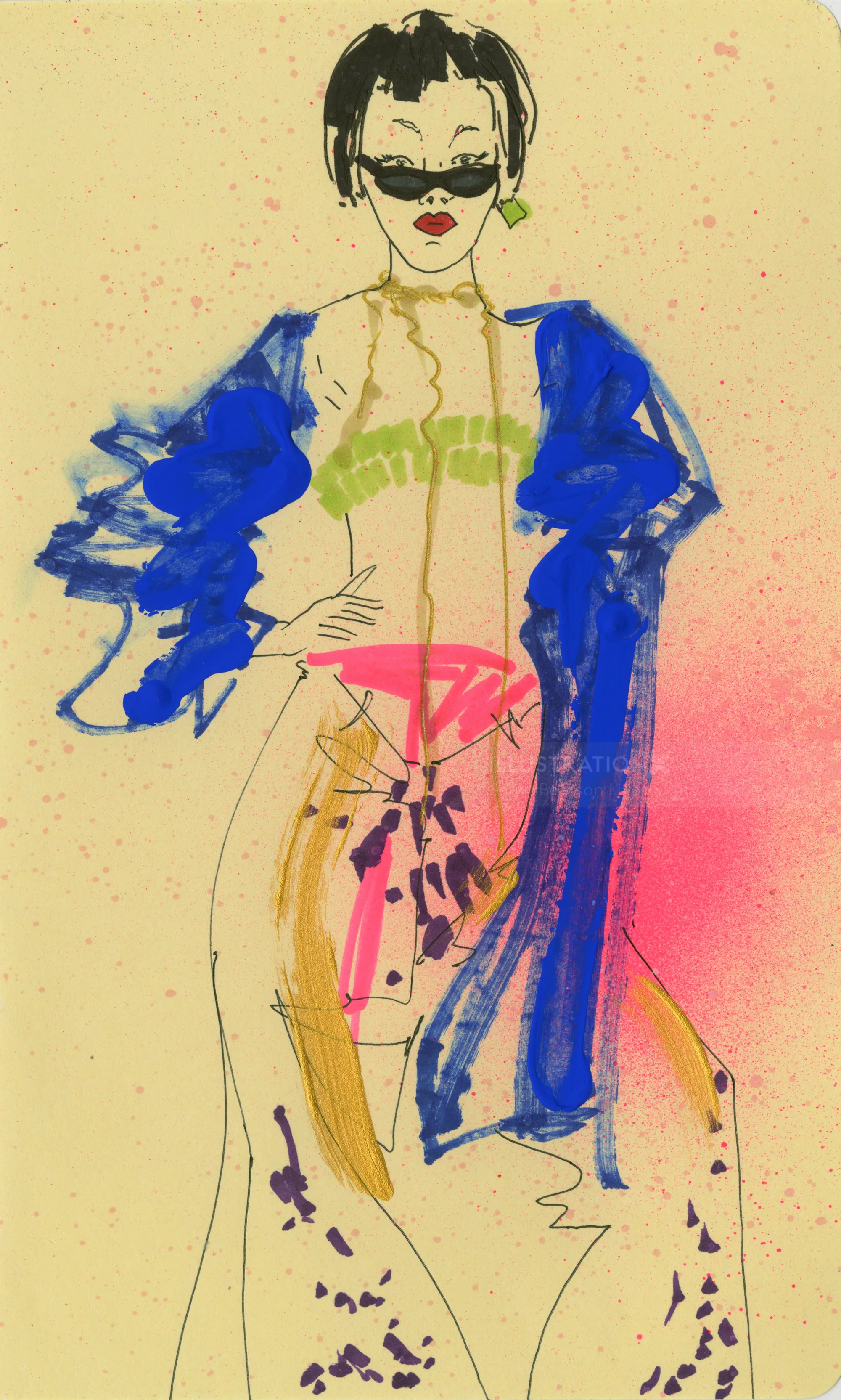 Stilvolle Frau mit Sonnenbrille, blauem Mantel und leuchtend pinkfarbenem Outfit