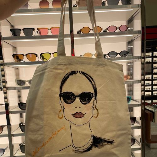 Tote bag with live fashion illustration of woman wearing sunglasses
