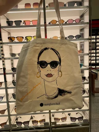 Tote bag with live fashion illustration of woman wearing sunglasses