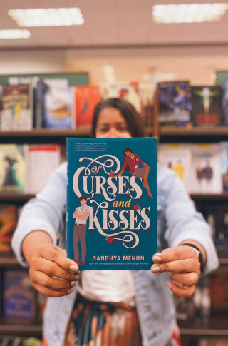 Ilustração da capa do livro Of Curses And Kisses 