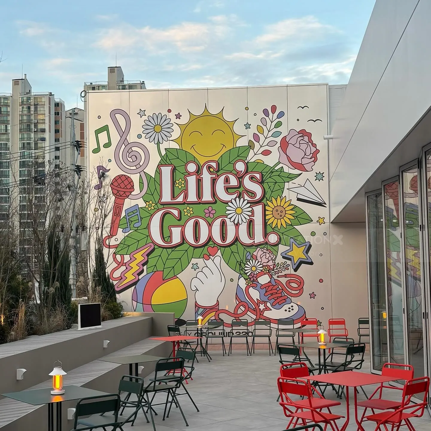 Season of VictoryによるLG Ground220テラスにあるカラフルな壁画「Life's Good」