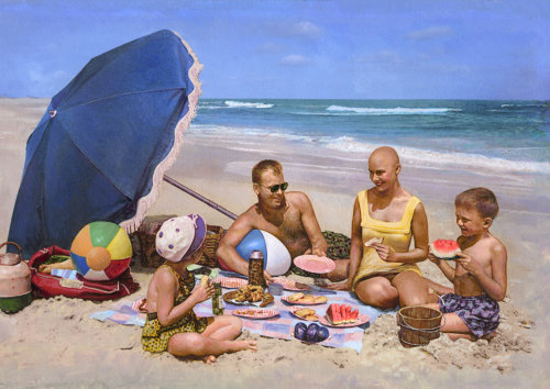 Família feliz com comida na praia