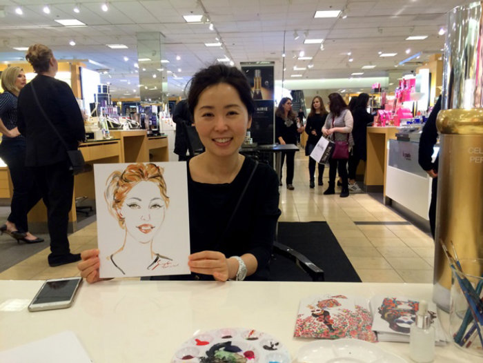 Dibujo de evento en vivo de mujer sonriente en un centro comercial