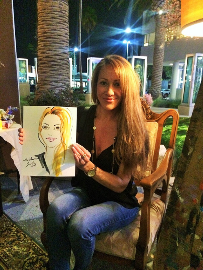 Femme de dessin événement en direct affichant son portrait