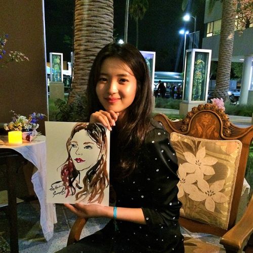 Live event drawing smiling woman with portrait