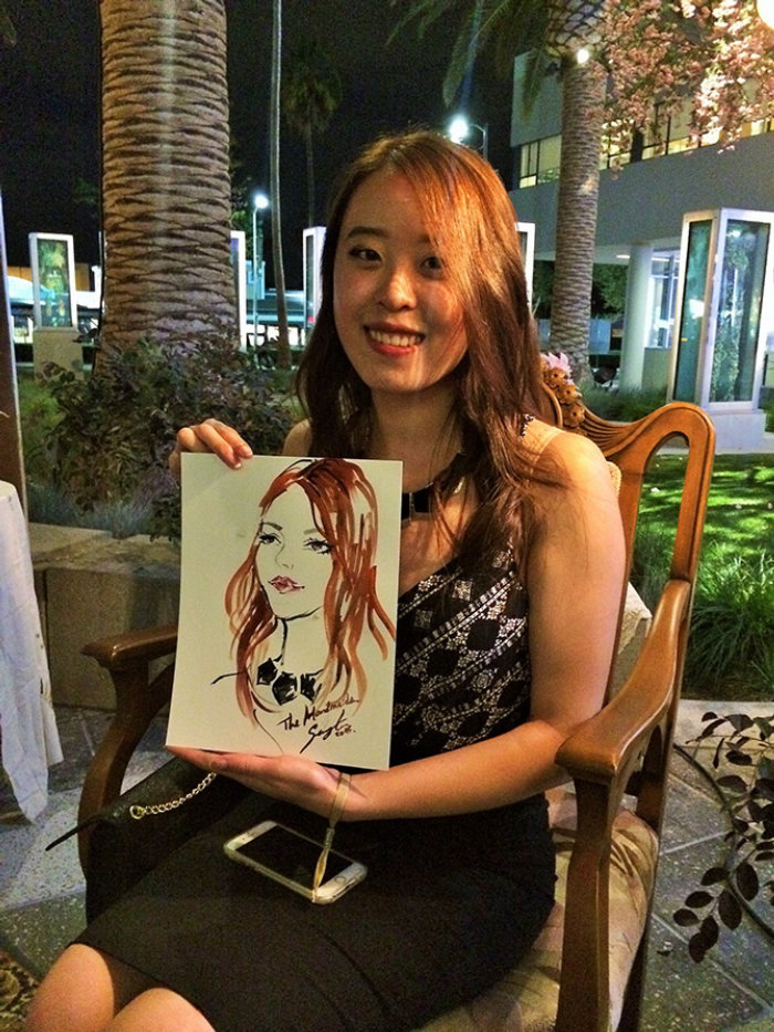 Evento ao vivo desenhando uma garota sorridente com seu retrato