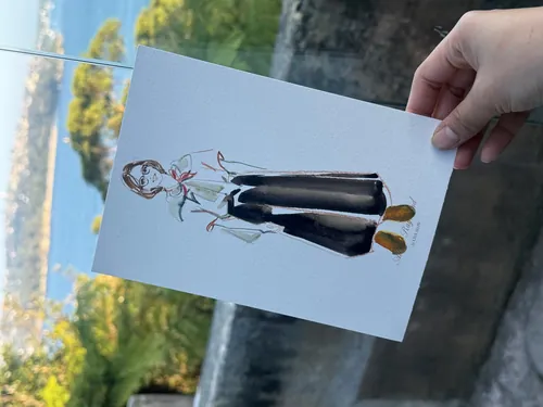 Sunwoo Mansour Live Events Mode-Figurillustration vor einer Uferpromenade