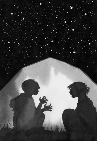Niños en blanco y negro bajo el cielo estrellado.
