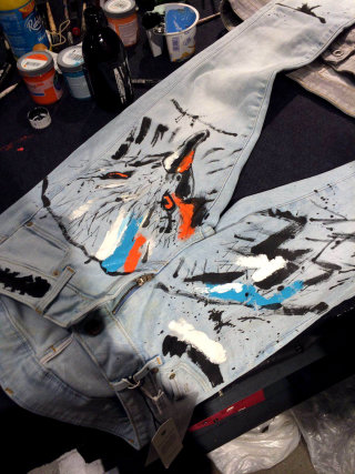 Live event drawing on jeans

