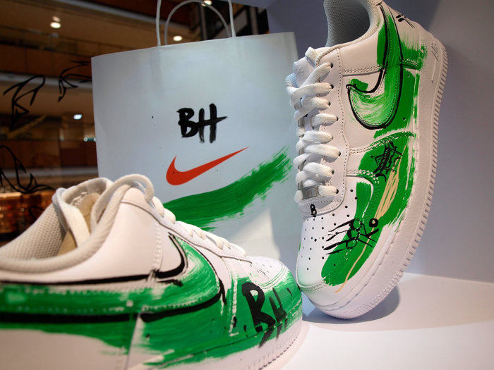 Événement en direct dessinant le logo des chaussures Nike

