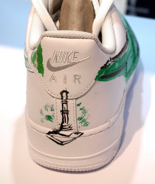 Événement en direct dessinant des œuvres d&#39;art sur des chaussures Nike
