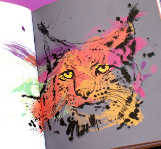 Un gato pintado con acuarelas brillantes.