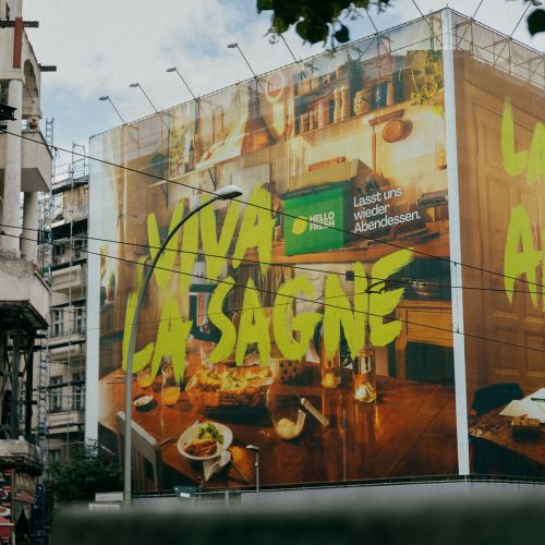 德国一幅由Tallon Type创作的Hello Fresh Viva Lasagne壁画，采用手绘笔刷字体。