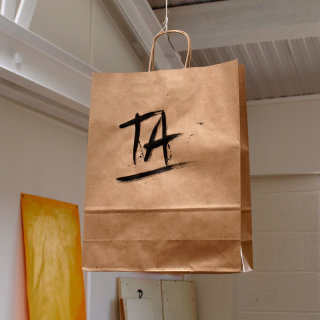 タロンタイプのキャリーバッグに「Ta」の文字