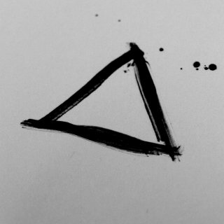 Triángulo negro gráfico
