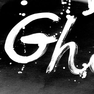 Inscription GH en blanc
