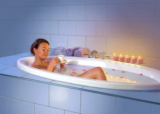 Frau in Badewanne photorealistic illustration 