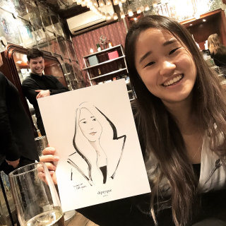 Evento ao vivo desenhando esboço de adolescente sorridente
