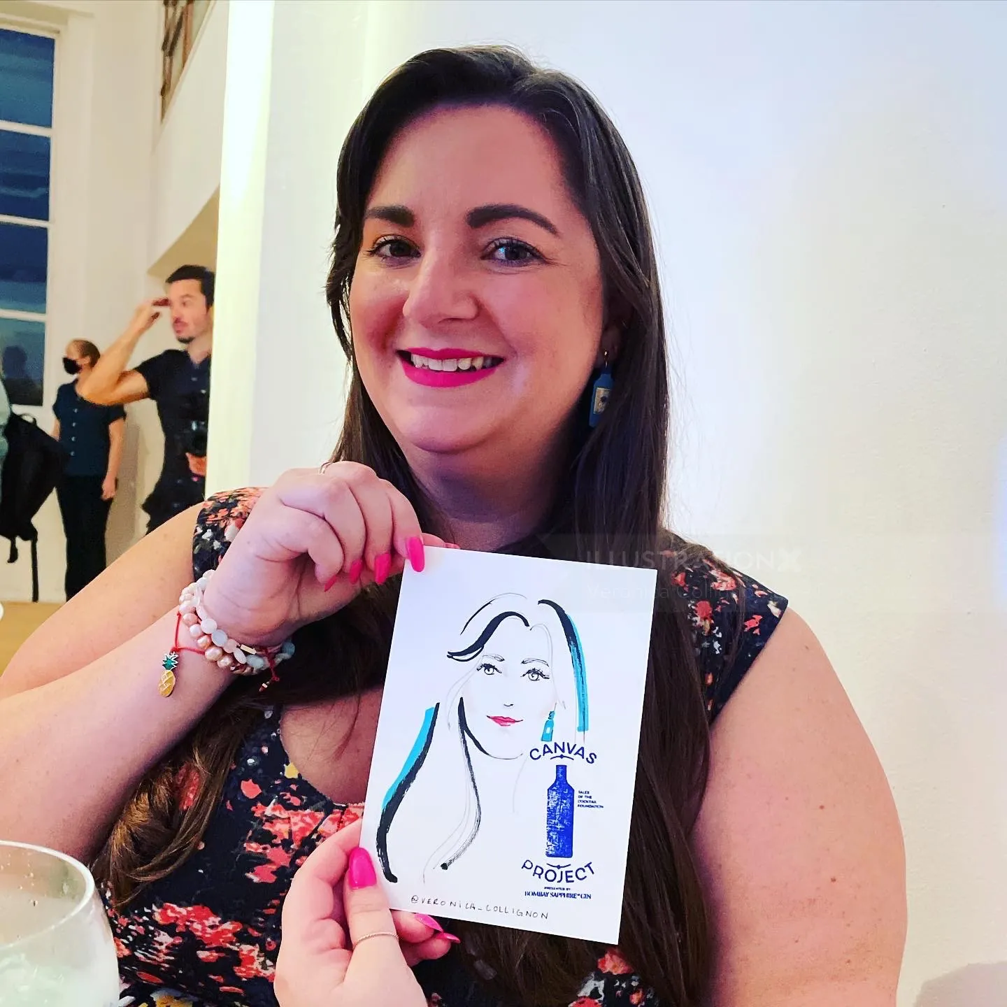 Femme tenant une caricature dessinée par Veronica Collignon