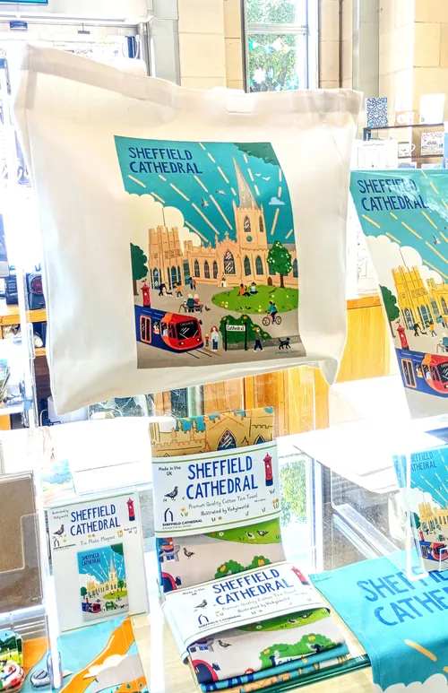 Vicky Scott Produtos com ilustrações da Catedral de Sheffield expostos em uma loja
