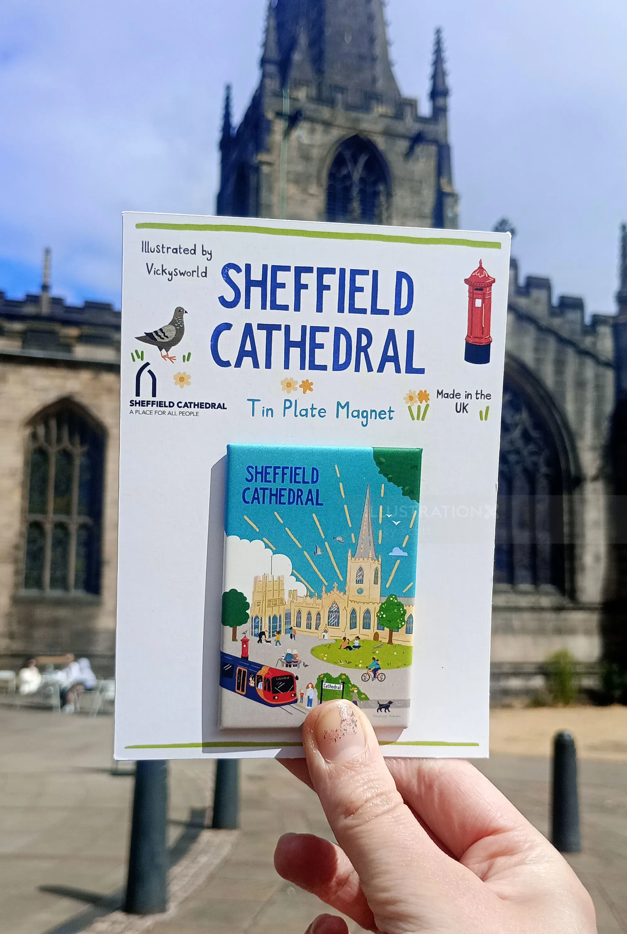 Aimant en tôle de la cathédrale de Sheffield de Vicky Scott tenu devant la cathédrale