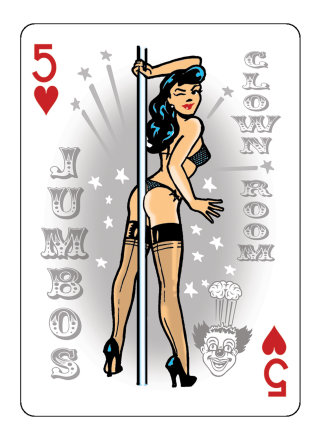 Mulher de lingerie jogando cartas
