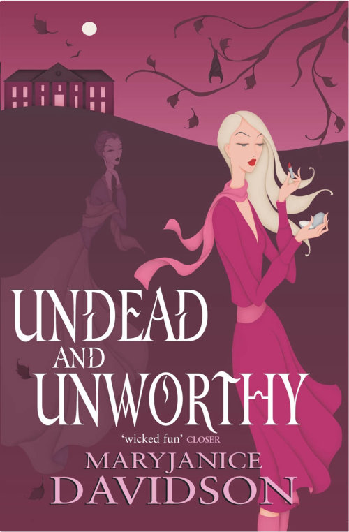 Couverture de livre, série Undead par Mary Janice Davidson, Betsy appliquant du rouge à lèvres, un manoir et un fantôme de mot