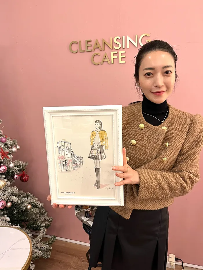 Woman holding fashion illustration in Cleansing Cafe event